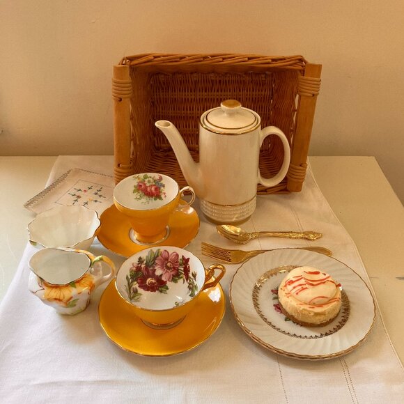 Vintage Tea for Two Hamper Set -Teapot, Teacups & Saucers, Cream & Sugar, Plates - Picture 1 of 11